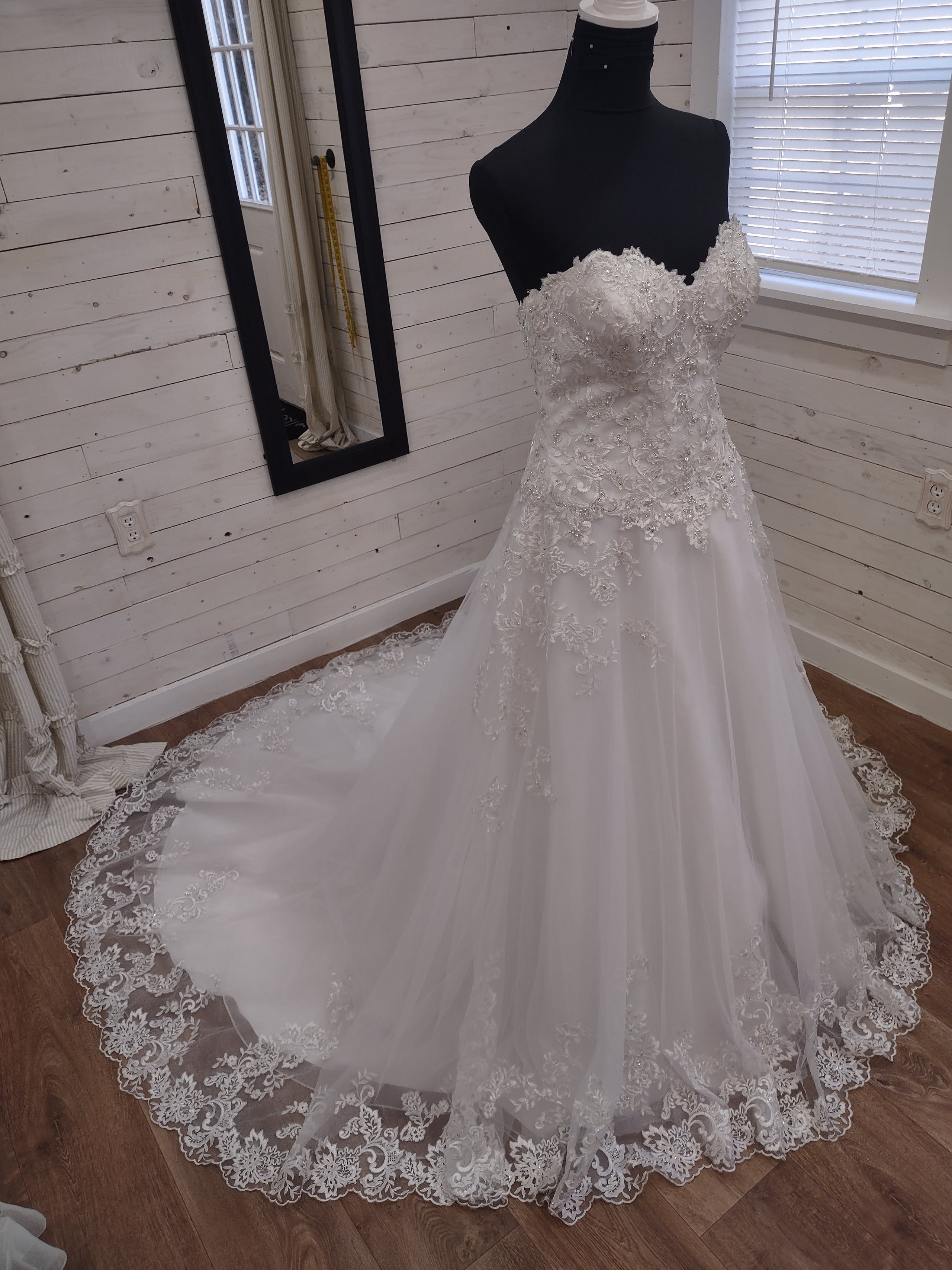 Size 8 Style V3836 Matchmaker Bridal Boutique Consignments